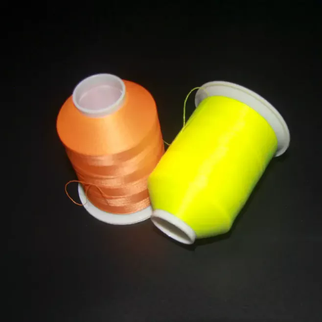 Wie funktioniert der im Dunkeln leuchtende Faden ohne Batterien oder Strom? Wie funktioniert der im Dunkeln leuchtende Faden ohne Batterien oder Strom?